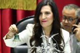 Kenia López Rabadán sostiene la campana presidencial tras asumir como presidenta de la Mesa Directiva de la Cámara de Diputados, durante una sesión oficial en el recinto legislativo. Viste de blanco y se le ve sonriente mientras preside la sesión, con fondo rojo institucional y ornamentos legislativos visibles.