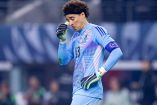 Memo Ochoa con la mano en el rostro.
