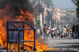 Barricada policial en llamas durante una protesta masiva frente al Parlamento en Katmandú, Nepal, el 8 de septiembre de 2025. Manifestantes exigían el fin del bloqueo de redes sociales y denunciaban la corrupción institucionalizada