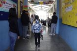 Niño entrando en su escuela en el regreso a clases 2025-2026