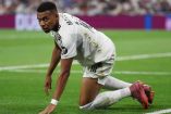 Kylian Mbappé de rodillas sobre el césped.