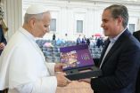 El papa León XIV sostiene el estuche de la película animada "Carlo Acutis: El Influencer de Dios", entregado por el productor mexicano Juan Carlos Carredano en el Vaticano, durante una audiencia privada que reafirma el impulso de contenidos católicos contemporáneos