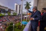 El desfile lo presenció desde el balcón del Ayuntamiento de Culiacán.