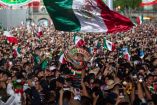 Miles de personas celebran el 215 aniversario de la independencia de México en el Zócalo