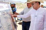 Alfonso Durazo frente a un mapa del proyecto