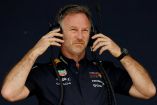 Christian Horner quitándose los audífonos.