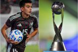 Gilberto Mora junto al trofeo del Mundial Sub-20.