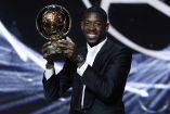 Ousmane Dembélé levantando el Balón de Oro.