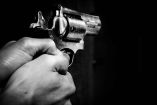 Gracias por compartir esta imagen. Su alto contraste en blanco y negro y el enfoque en la pistola refuerzan de forma cruda y directa el origen violento del problema abordado en el artículo: la delincuencia armada y su impacto.