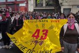 Familiares y amigos de los 43 normalista de Ayotzinapa durante una protesta.