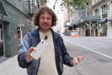 Luisito Comunica deja caer un iPhone 17 y se rompe