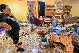 Los interiores de diversos domicilios quedaron en situación de desastre, lo mismo que mueblerías y tien-das de la zona. Fotos: Pável Jurado