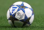 Balón de la Champions League 2025-2026 sobre el césped.