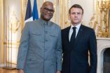 Nkosinathi Emmanuel Mthethwa, embajador sudafricano, junto al presidente Emmanuel Macron. (Especial)