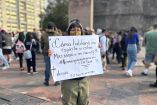 Estudiante del CCH Sur sostiene una cartulina con el mensaje "¿Cómo hablará mi espíritu si están matando a mi raza?" durante la marcha conmemorativa del 2 de octubre en la Plaza de las Tres Culturas, en protesta por la violencia dentro de la UNAM y la reciente muerte de un compañero