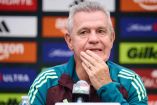 Javier Aguirre con semblante preocupado.