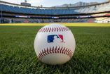 Pelota de las Grandes Ligas de Beisbol sobre el campo.