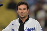 'Checo' Pérez sonriendo en el campo de Dodgers.