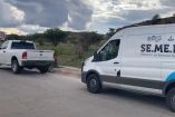 Vehículos de la Semefo estacionados a un lado de una carretera de Durango