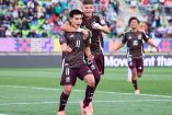 Jugadores de México celebrando con Gilberto Mora.