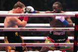 Terence Crawford lanzando un golpe a 'Canelo'