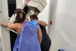 Personal del IMSS atiende a una mujer en un mastógrafo
