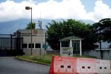 Entrada principal de la embajada de Estados Unidos en Caracas, Venezuela, con barreras de seguridad visibles, en medio de denuncias del gobierno venezolano sobre un presunto plan de atentado con explosivos por parte de grupos extremistas locales