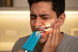 Cuando los dientes tienen un desgaste importante, los nervios reaccionan al frío y causan dolor. Imagen hecha con IA.