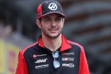 Esteban Ocon con gorra de Haas.