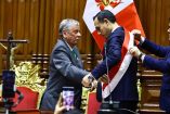 El nuevo presidente de Perú, José Jerí, recibe la banda presidencial durante la ceremonia de juramentación en el Congreso Nacional en Lima, luego de que los legisladores votaran por la destitución de Dina Boluarte el 10 de octubre de 2025. La escena muestra solemnidad y protocolo oficial.