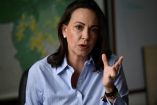 María Corina Machado, opositora venezolana, gesticula mientras habla durante una entrevista, días después de ser anunciada como ganadora del Premio Nobel de la Paz 2025 por su lucha democrática y su liderazgo cívico no violento