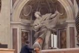Un hombre burló la seguridad y orinó en el altar principal de la Basílica de San Pedro, provocando indignación global y reabriendo el debate sobre la seguridad en el Vaticano.