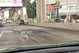 A la altura de Echegaray, la vía presentan grave erosión y baches de hasta un metro de largo con 10 centímetros, aproximadamente, de profundidad.