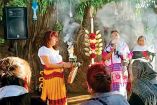 Habitantes de Oaxaca haciendo una ceremonia en honor al árbol del Tule.