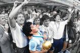 Diego Maradona levanta la copa del Mundo en México (FIFA.com)