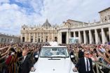 El Papa León XIV responde al grito “Go Cubs!” durante su recorrido por la Plaza de San Pedro en Roma. (Facebook/Vaticano)