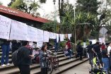 Alumnos de la Universidad Veracruzana realizando un mitin afuera de la unidad educativa