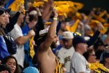 Aficionados de los Brewers observan el partido en el American Family Field, escenario del incidente racial el martes. (Reuters)