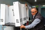Elemento del INE armando una casilla de votación