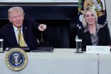 Donald Trump junto a la fiscal general Pam Bondi en una conferencia en la Casa Blanca. (Reuters)