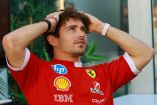 Charles Leclerc con las manos en la cabeza.