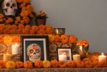 velas apagadas en la ofrenda de Día de Muertos