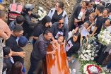 Repartidor cae en una fosa durante un funeral en Ecuador