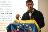 Leopoldo López, líder opositor venezolano, ofrece una conferencia de prensa en Madrid el 27 de octubre de 2025. Se muestra con gesto firme, frente a un podio cubierto con la bandera de Venezuela, respondiendo al intento del presidente Nicolás Maduro de retirarle la nacionalidad por motivos políticos.