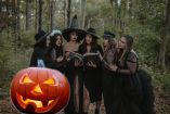 Brujas haciendo rituales para la buena energía en Halloween