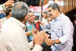 Nicolás Maduro, presidente de Venezuela, saludando a compatriotas.