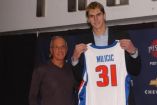 Milicic, con Larry Brown, su primer coach en la NBA.