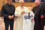 El Papa recibió el jersey marcado con el número 17 (X)