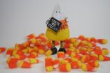 Dulces de Halloween con una figura de trato o truco