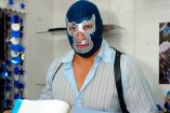 Blue Demon Jr. usando una camisa azul.